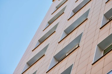 Kiralık çok katlı bina, kopyalama alanı. Çok katlı bir cephe, bir apartman bloğu. Yüksek binadaki yeni modern daireler