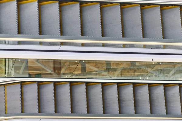 购物中心的自动扶梯写字楼 商场或地铁站上上下下的空楼梯 — 图库照片