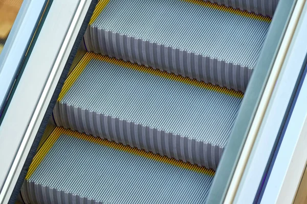 ショッピングセンターの近代的なエスカレーター オフィスビル ショッピングモールや地下鉄の駅で空のエスカレーターの階段を上下 — ストック写真