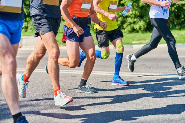 马拉松选手在城市道路上 在竞争 街上的冲刺户外 健康的生活方式 健康的体育活动 — 图库照片
