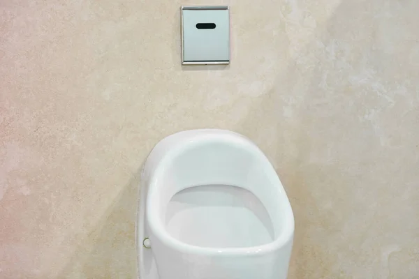 公衆トイレで尿 ショッピングセンターのトイレ — ストック写真