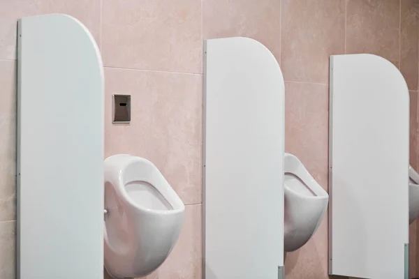 Umumi Tuvaletteki Pisuvar Gizlilik Bariyerleri Alışveriş Merkezinde Sifon Kontrol Sensörü — Stok fotoğraf