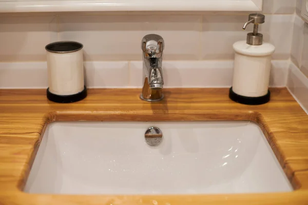 水龙头用木制台面放在水槽里 浴室的内部 闭式水龙头 用来洗手 卫生预防防毒概念 — 图库照片