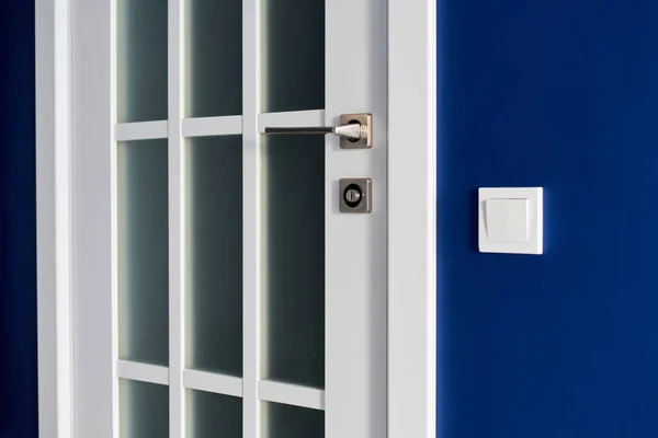 Porte Intérieure Blanche Avec Poignée Mur Bleu Dans Appartement Moderne — Photo