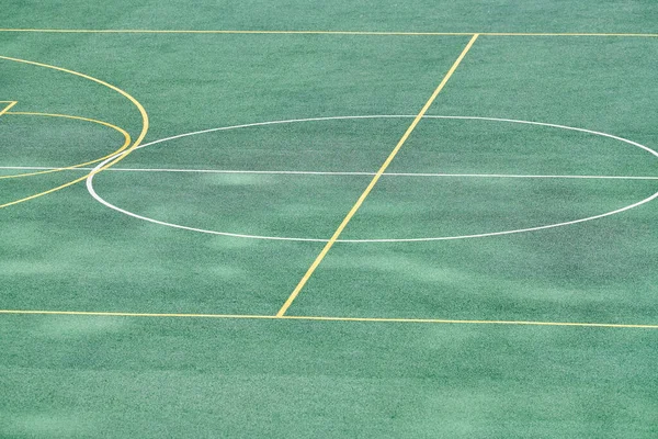 足球场人造草坪 运动场上有各种运动的人造草皮 足球和其他有球的比赛 院子里的游乐场 — 图库照片