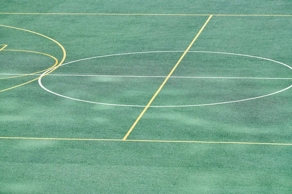 Futbol sahası yapay çimenleri. Farklı sporlar için suni sahası olan spor sahası - futbol, futbol ve topla oynanan diğer maçlar. Bahçede oyun alanı