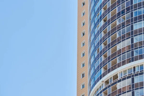 賃貸料 コピースペースのための複数階建ての建物 複数の階建てのファサードは フラットの生活ブロック 高層ビルの新しい近代的なアパート — ストック写真