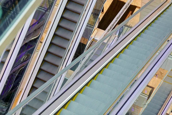 Crisscross Escaleras Mecánicas Centro Comercial Escaleras Mecánicas Vacías Escaleras Arriba — Foto de Stock