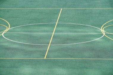 Futbol sahası yapay çimenleri. Farklı sporlar için suni sahası olan spor sahası - futbol, futbol ve topla oynanan diğer maçlar. Bahçede oyun alanı