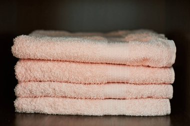 Havlular istiflenmiş. Spor salonundaki havluları kurula, kapat. Dokunaklı havlulara yumuşak ve yumuşak