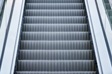 Alışveriş merkezinde yürüyen merdiven. Ofis binasında, alışveriş merkezinde ya da metro istasyonunda merdivenleri kapatın..