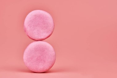 8 Mart kurabiyeleri. Uluslararası Kadınlar Günü konsepti, kopyalama alanını kutluyor. Pastel pembe arka plan. Badem ve hindistan cevizinden renkli küçük kurabiyeler. Geleneksel 8 Mart tatilinin sembolü