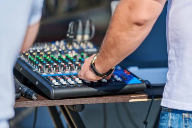 DJ karıştırıcı kontrolörü. Açık hava partisinde DJ elle kontrol müziği. Rock konseri, gece kulübü dans partisi ya da düğün için profesyonel ses ekipmanları.