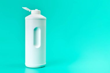 Mutfak deterjanı şişesi, fotokopi odası. Temizlik, temizlik ve bulaşık. Minimum turkuaz arkaplan kavramı