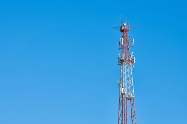 5G TV radyo kulesi, kopyalama alanı. Parabolik anten ve uydu antenli 5G kulesi. Yayın ağı sinyali. Yüksek kapsama alanı.