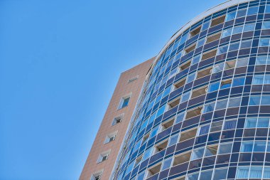 Kiralık çok katlı bina, kopyalama alanı. Çok katlı bir cephe, bir apartman bloğu. Yüksek binadaki yeni modern daireler