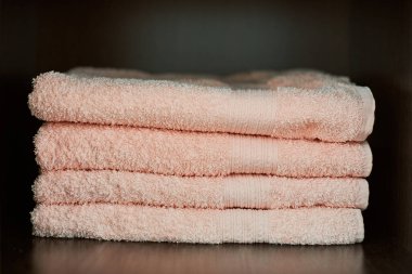 Havlular istiflenmiş. Spor salonundaki havluları kurula, kapat. Dokunaklı havlulara yumuşak ve yumuşak