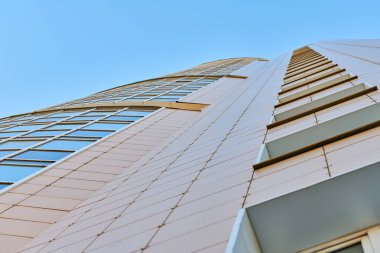 Çok katlı bina cephesi, kopyalama alanı. Fotoğrafçılıkta ritim. Yeni çok katlı cephe, pencereler ve apartman blokları, kapatın. Yüksek binadaki modern daireler. Bakış açısı.