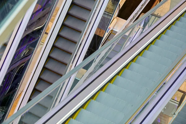 ショッピングセンターの十字型エスカレーター オフィスビル ショッピングモールや地下鉄の駅で空のエスカレーターの階段を上下 — ストック写真