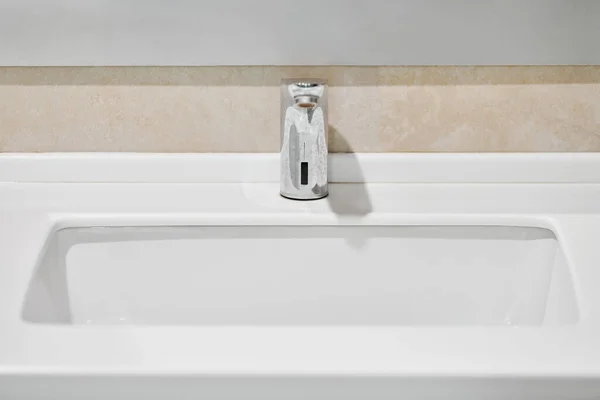 浴室内部的水龙头 洗手用的水龙头 卫生预防防毒概念 — 图库照片