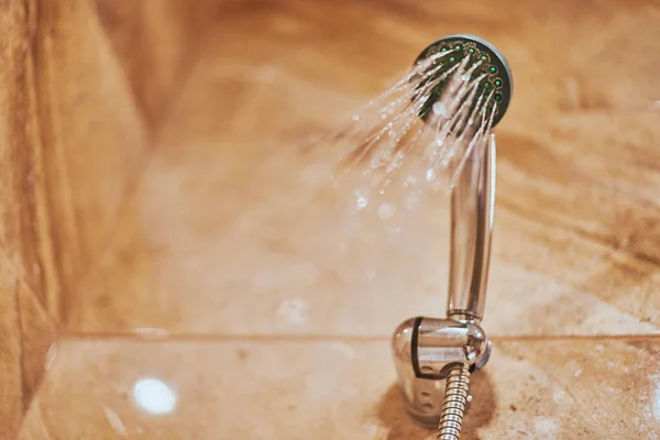 浴室里洗头 淋浴头与模糊的热水滴 洗净汗水 洗一个新的对比淋浴器 — 图库照片