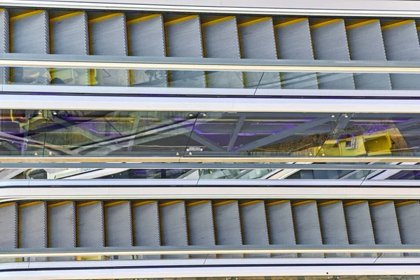 Modernas Escaleras Mecánicas Centro Comercial Escaleras Mecánicas Vacías Escaleras Arriba — Foto de Stock