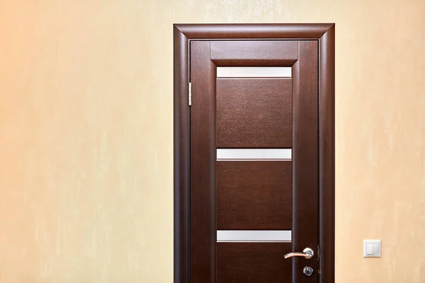 部屋の木製のドア スペースをコピーします 屋内のドアを閉めろ ホテルのアパートへの入り口 — ストック写真