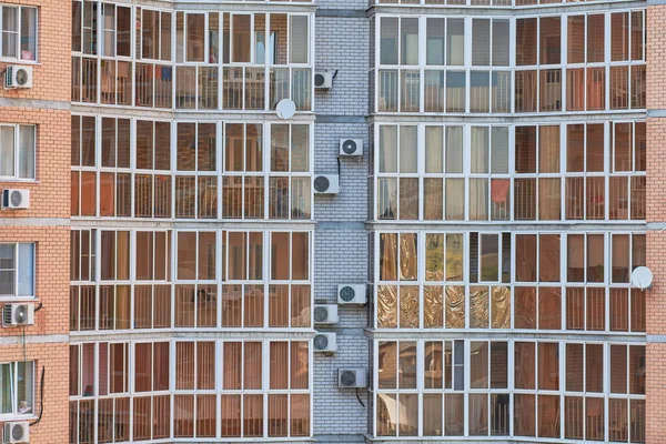 새로운 현대식 다중층 건물에 아파트를 빌리는 — 스톡 사진