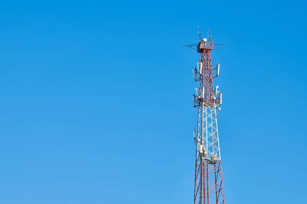 Torre Radio Spazio Ricezione Torre Con Antenna Parabolica Parabola Satellitare — Foto Stock