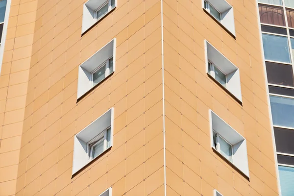 층으로 창문과 널빤지 건물의 아파트 — 스톡 사진