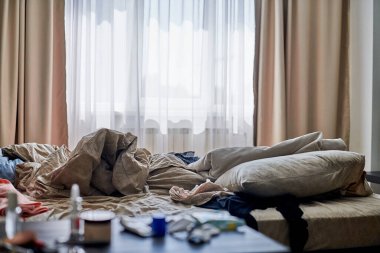 Odanın dağınıklığı. Dağınık ergen yatak odası. Utanç yürüyüşünden sonra kargaşa. Sabahın köründe iş için çırpınıyor.