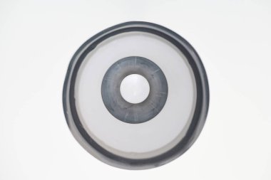 Modern beyaz avize, arka plan çok az. Kiralık dairede tavan lambası ve abajur..