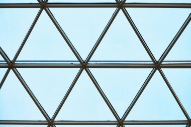 İş merkezinde saydam tavan. Cam üçgen pencereler. Ağ yapı mimarisi. Çerçevelenmiş camın soyut geometrik deseni