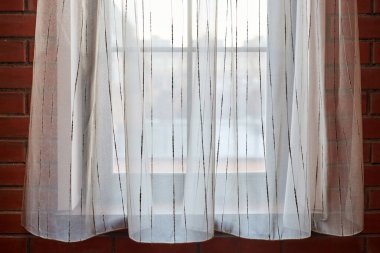Çatı katındaki pencere perdeleri. Modern yatak odasında saydam beyaz perdeler, boşluğu kopyala.