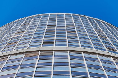 Çok katlı bir bina. Fotoğrafçılıkta ritim. Çok katlı cephe, pencereler ve apartman blokları, kapatın. Yüksek binadaki modern daireler. Bakış açısı.