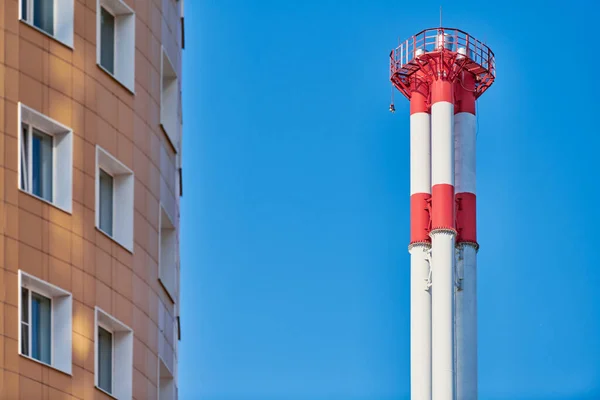 Multistorejská Fasáda Tovární Komín Nová Vícepodlažní Fasáda Okna Činžovní Domy — Stock fotografie