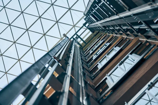オープンエレベーターリフトシャフト 透明天井のモダンな建築 ショッピングモールやビジネスセンター メンテナンス修理 サービス — ストック写真