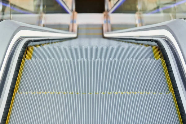 센터에 에스컬레이터 사무실 건물이나 센터나 지하철역의 계단을 오르내리는 에스컬레이터를 — 스톡 사진