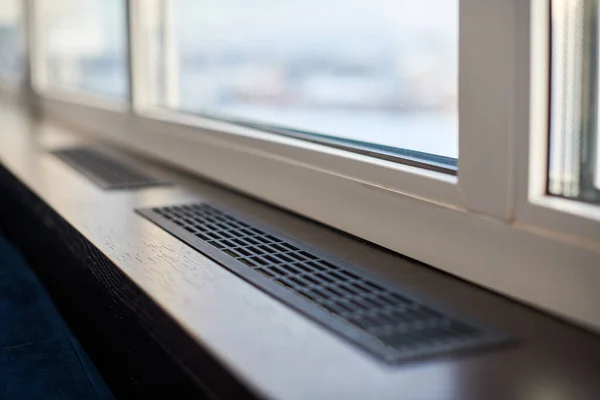 Pencere kenarı, ısıtma ızgarası havalandırması. Kış ısıtması. Modern çift camlı pencereler