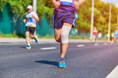 Maraton koşucuları şehir yolunda. Koşu yarışması. Sokak koşucuları. Sağlıklı yaşam tarzı, spor etkinliği.
