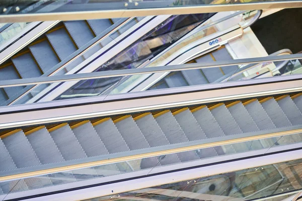 센터에 에스컬레이터들 사무실 쇼핑몰 지하철역에서 계단을 오르내리는 — 스톡 사진