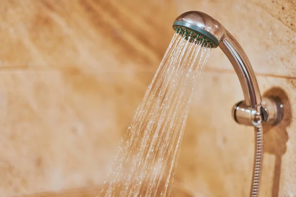 Banyoda Duş Başlığı Bulanık Sıcak Damlalarıyla Duş Başlığı Terden Yıkanmak — Stok fotoğraf