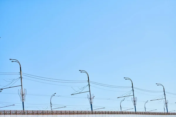 Minimalistische Straßenlaternen Kopierraum Laternenpfähle Auf Der Stadtbrücke Straßenlaternen Mit Kabeln — Stockfoto