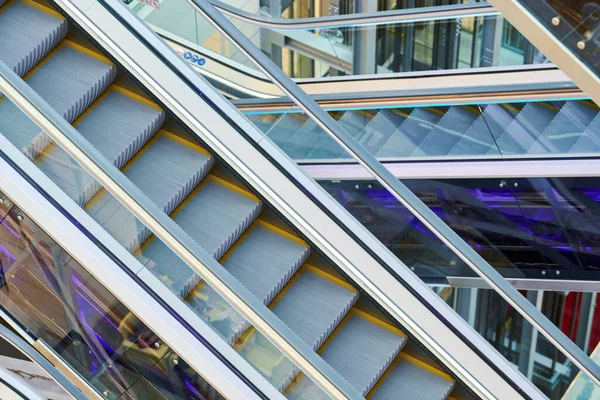 Crisscross Escaleras Mecánicas Centro Comercial Escaleras Mecánicas Vacías Escaleras Arriba — Foto de Stock