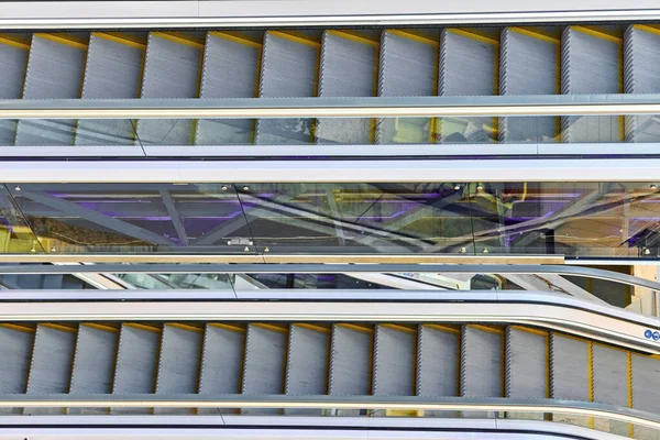 购物中心的自动扶梯写字楼 商场或地铁站上上下下的空楼梯 — 图库照片