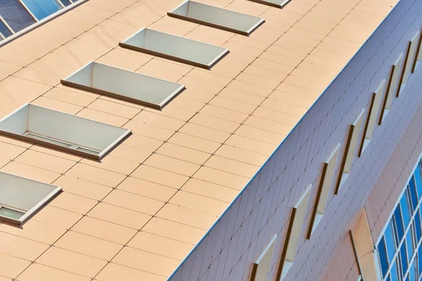 多階建ての建物 写真におけるリズム マルチ階建てのファサード 窓やフラットのブロックを閉じます 高層ビルの近代的なアパート 角度の視点 — ストック写真