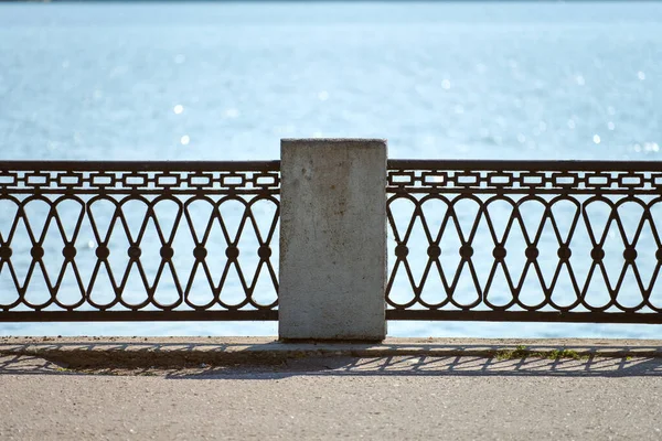 Eiserne Zäune Wasser Dekorationszaun Fluss Stadtweg Freien Für Spaziergänge Mit — Stockfoto