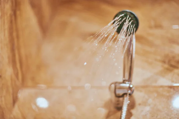 Douchekop Badkamer Douchekop Met Wazig Warm Water Druppels Neem Een — Stockfoto