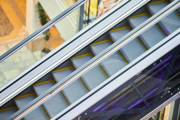 센터에 에스컬레이터들 사무실 쇼핑몰 지하철역에서 계단을 오르내리는 — 스톡 사진