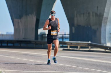 Voronezh, Rusya - 24.08.2019 - genç adam yol boyunca koşar. Koşu maratonu ve şampiyonluk yarışması, fotokopi alanı. Sokak dışarı koşuyor. Sağlıklı spor etkinliği.
